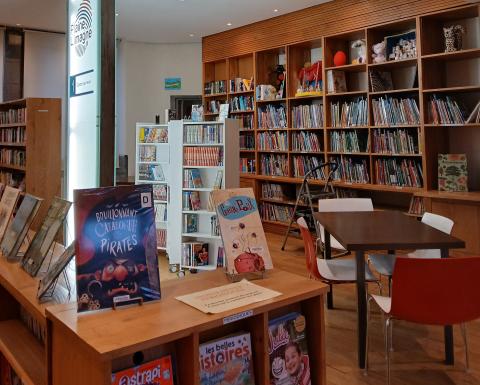 vue de l'espace jeunesse de la médiathèque Les Ducs de Bouillon