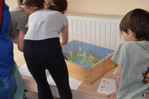 enfants en train de résoudre une énigme